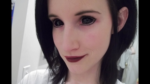 Inserting Black Sclera Contact