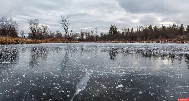 первый лед на озере. осень лед на реке. чудское озеро зимой. первые на лед. осень первый лед на реке.