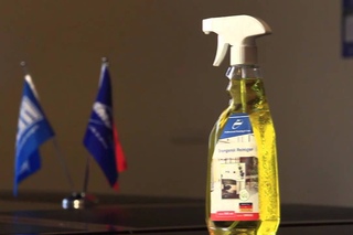 Чем убрать жевательную резинку с одежды?