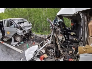Лобовое столкновение двух фургонов на Серовском тракте