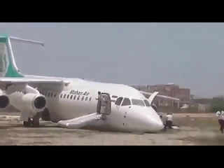 Жесткая посадка пассажирского самолета Avro RJ в Иране