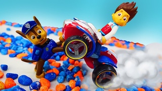 A grande corrida com os carros Patrulha Canina. Contos infantis e bonecos de ao Paw Patrol