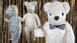 Oso polar hecho de papel, alumino y forrado con peluche