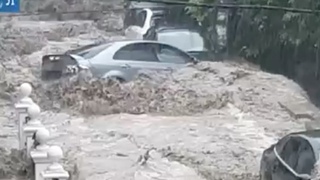 Дома уходят под воду, грязевые потоки прямо на улицах. Кубань и Амур заливают жуткие дожди