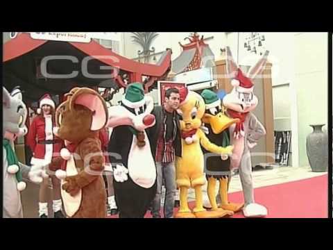 Mario Casas escoltado en el parque
