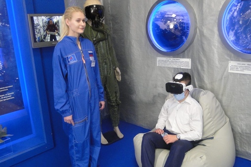 День космонавтики фото. Батутный центр манки севастополь. Центр космоса севастополь. Космонавт в космосе. Центр космических услуг.