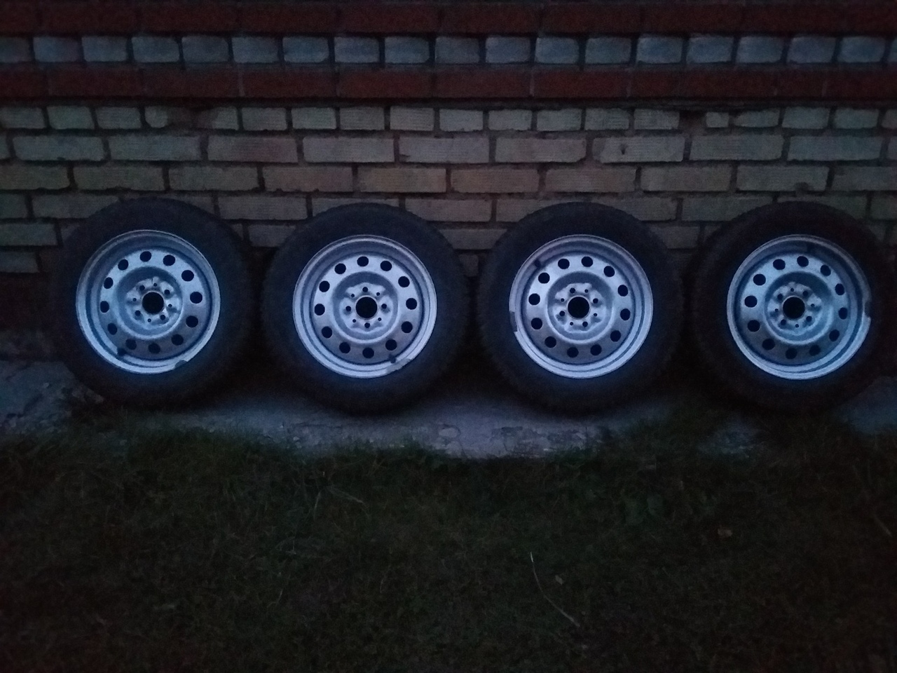 колеса р14 на ваз. зимние колеса на ваз 2107. ваз 2107 на штампах r14. р14 175 65 х98. кама 185/60 r14 зима.