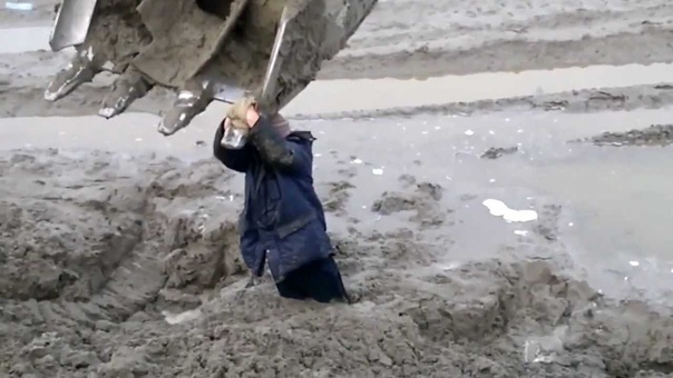 Bagger rettet einen Mann aus dem Schlamm (