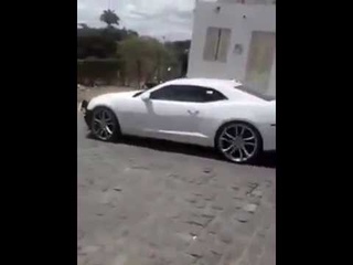Que jumento! bateu o Camaro...