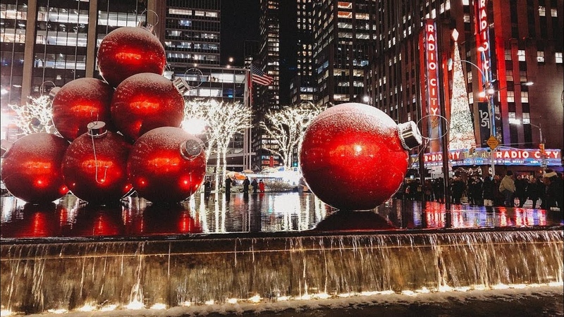 NEW YORK CITY 2019: MANHATTAN STREETS FULL OF CHRISTMAS DECORATIONS 4