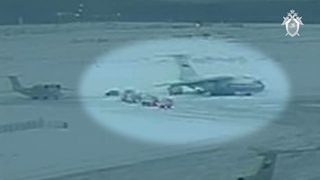 СК обнародовал кадры посадки украинских военнопленных на борт самолета Ил-76 ВКС РФ