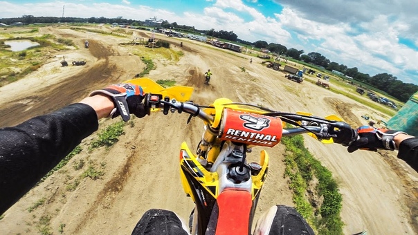 Casing a Motocross