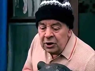 Дед скинул гирю на машину с балкона