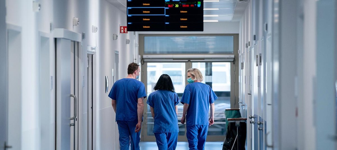 Krankenschwester Taetowierte Zierlicher Onanieren