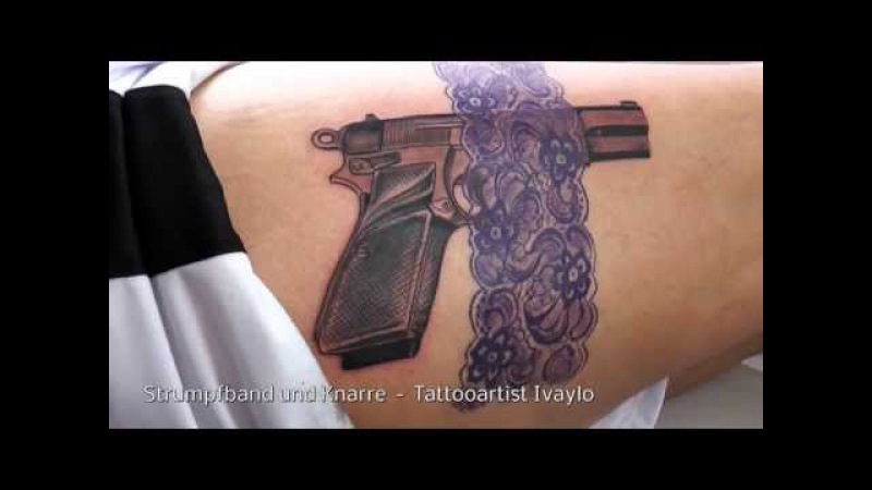 Strumpfband tattoo mit pistole