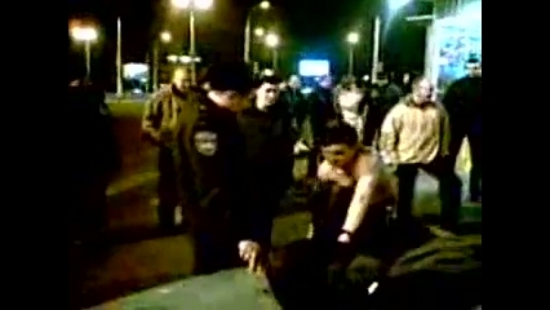 исполняет стриптиз на автостоянке возле супермаркета
