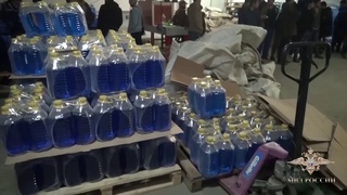 ВИДЕО. В Сергиевом Посаде полицейские закрыли крупное производство незамерзайки с метиловым спиртом