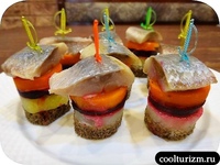 канапе селедка под шубой. канапе селедка под шубой. канапе сельдь под шубой на хлебе. канапе из сельди. канапэ селёдка под шубой.