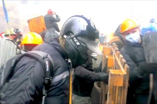 Feb. 20th, 2014, Kyiv: Maidan Self-Defense charge Instituska St. after police/berkut driven back