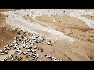 لحظة وصول السيل الجارف المهيب الى اودية عم