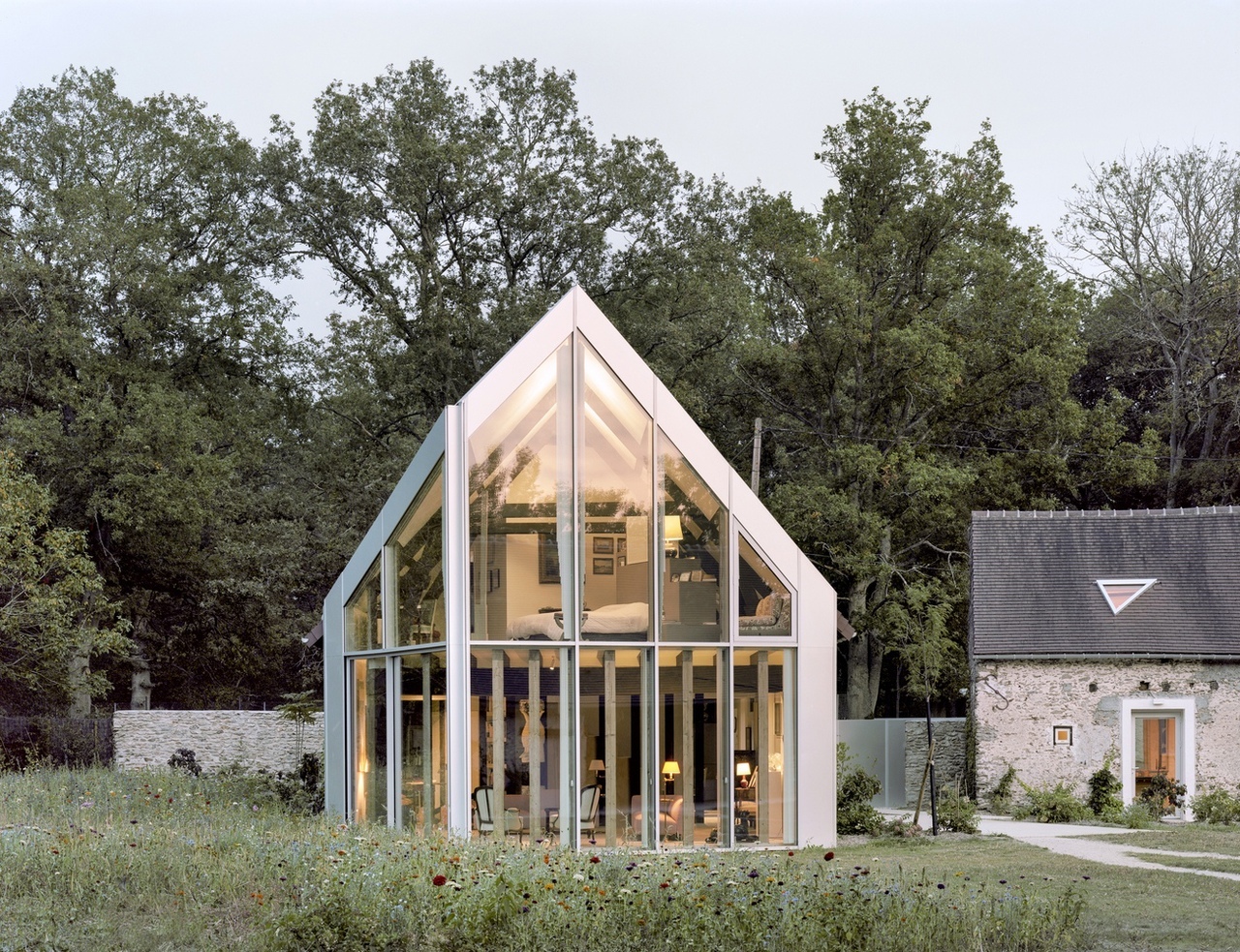 Le Pré aux Pierres House (350 м2) — реконструкция и преобразование трёх фермерских домов в новый загородный дом с пространством под коллекцию произведений современного искусства заказчика.