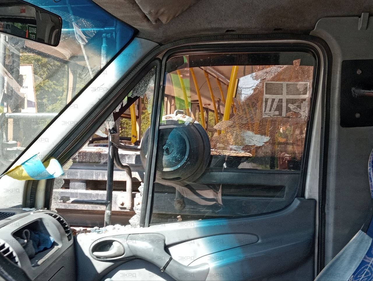 На 173-м столкновение маршрутки 223 и тралика 11 маршрута Это картинка