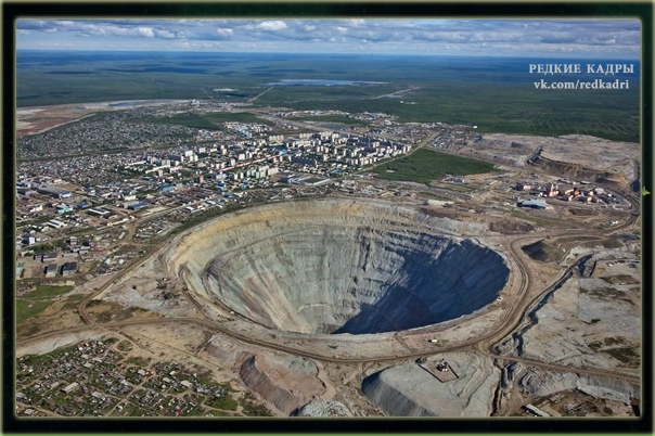 Алмазный карьер в городе Мирный, Якутия.Это самый большой карьер на 3емле.