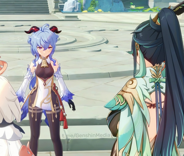 Как же она смотрит на неё 😝