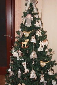 Тренды украшения елки 2021 года: цветовые решения, ЭКО-стиль., изображение №6