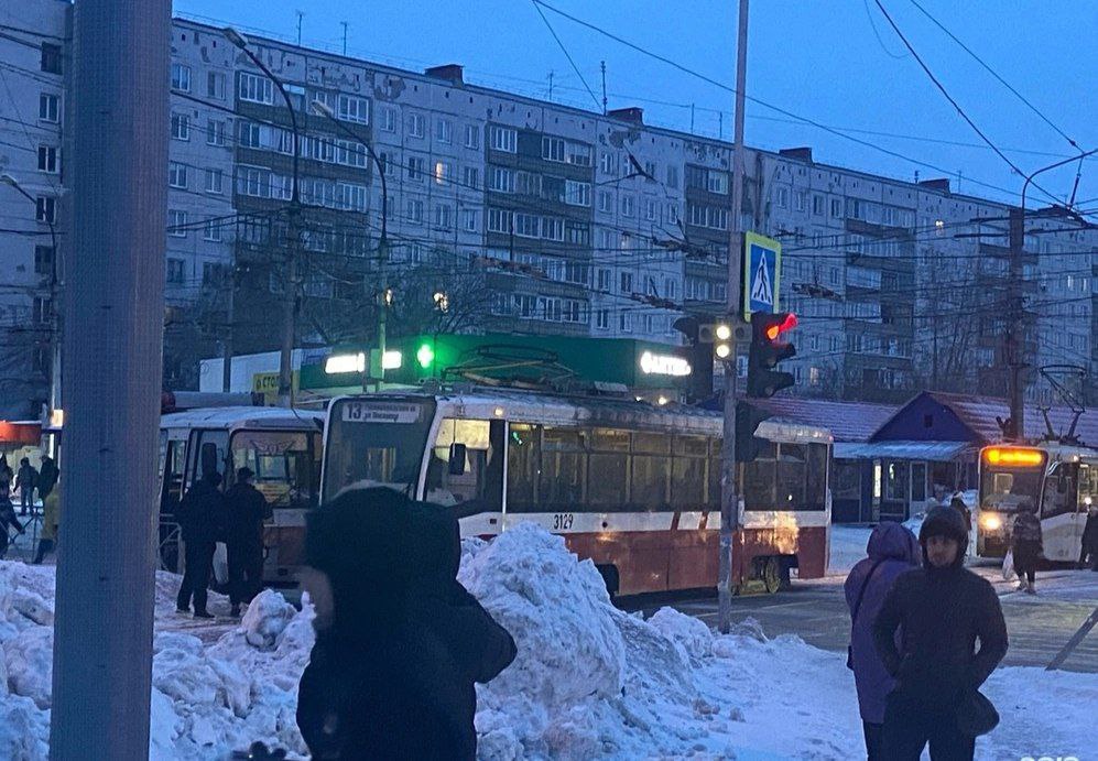 14 февраля, утром, на Волочаевском Ж/М было блокировано движение трамваев в связи с ДТП с участием трамвая Это картинка