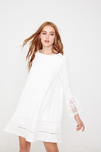 белые платья трапеция. свободное платье. белое платье трапеция короткое. белые платья трапеция. платье белое прямое короткое.