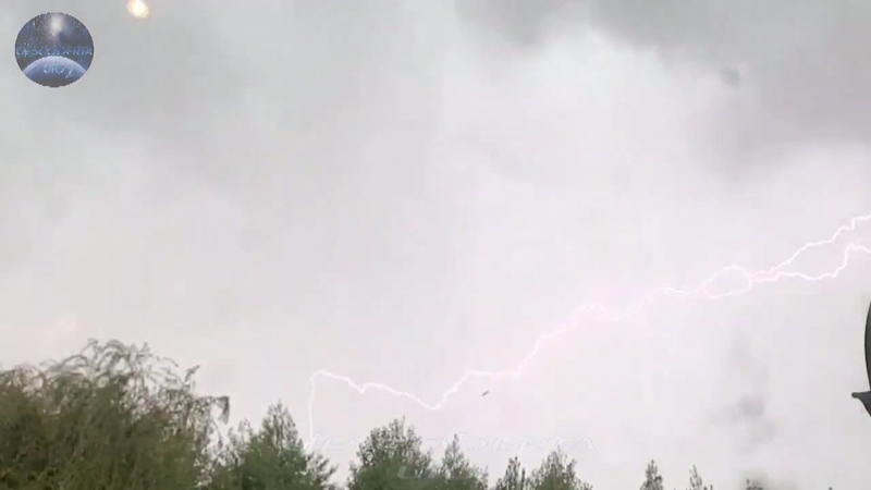 Raio de Tempestade Acerta OVNI na Nova Zelândia Storm Ray Hits UFO in New
