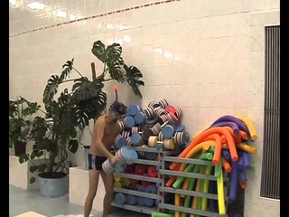 Утренняя зарядка в бассейне