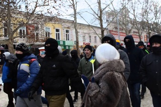 Женщина падает в ноги к “правому сектору“, стараясь отговорить их от штурма николаевской ОГА