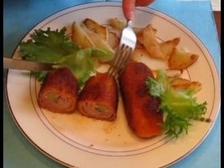 Рулетики из свинины (с грудинкой, киви и орешками)