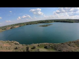 Бывший карьер - превратившийся в озеро г. Михайлов (Рязанская область) с голубой водой.