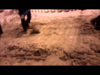 Четыре пермяка сами очистили тротуары от снега: «Чиновникам плевать на народ»